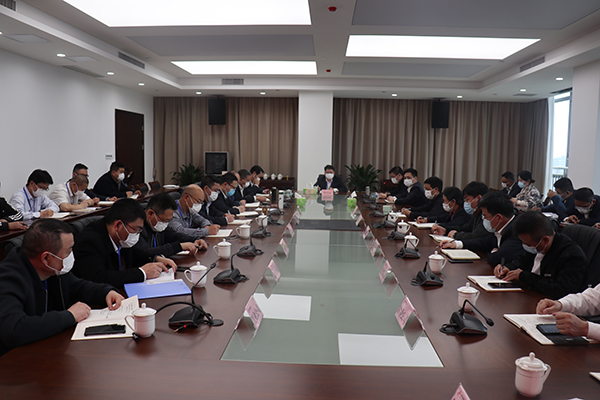 3月18日，市軌道交通集團(tuán)組織召開專題會(huì)議，迅速傳達(dá)貫徹交通強(qiáng)市建設(shè)暨綜合交通大會(huì)戰(zhàn)視頻部署會(huì)會(huì)議精神。集團(tuán)公司領(lǐng)導(dǎo)班子成員，各部室（辦）、子公司負(fù)責(zé)人和中層干部參加會(huì)議1.jpg