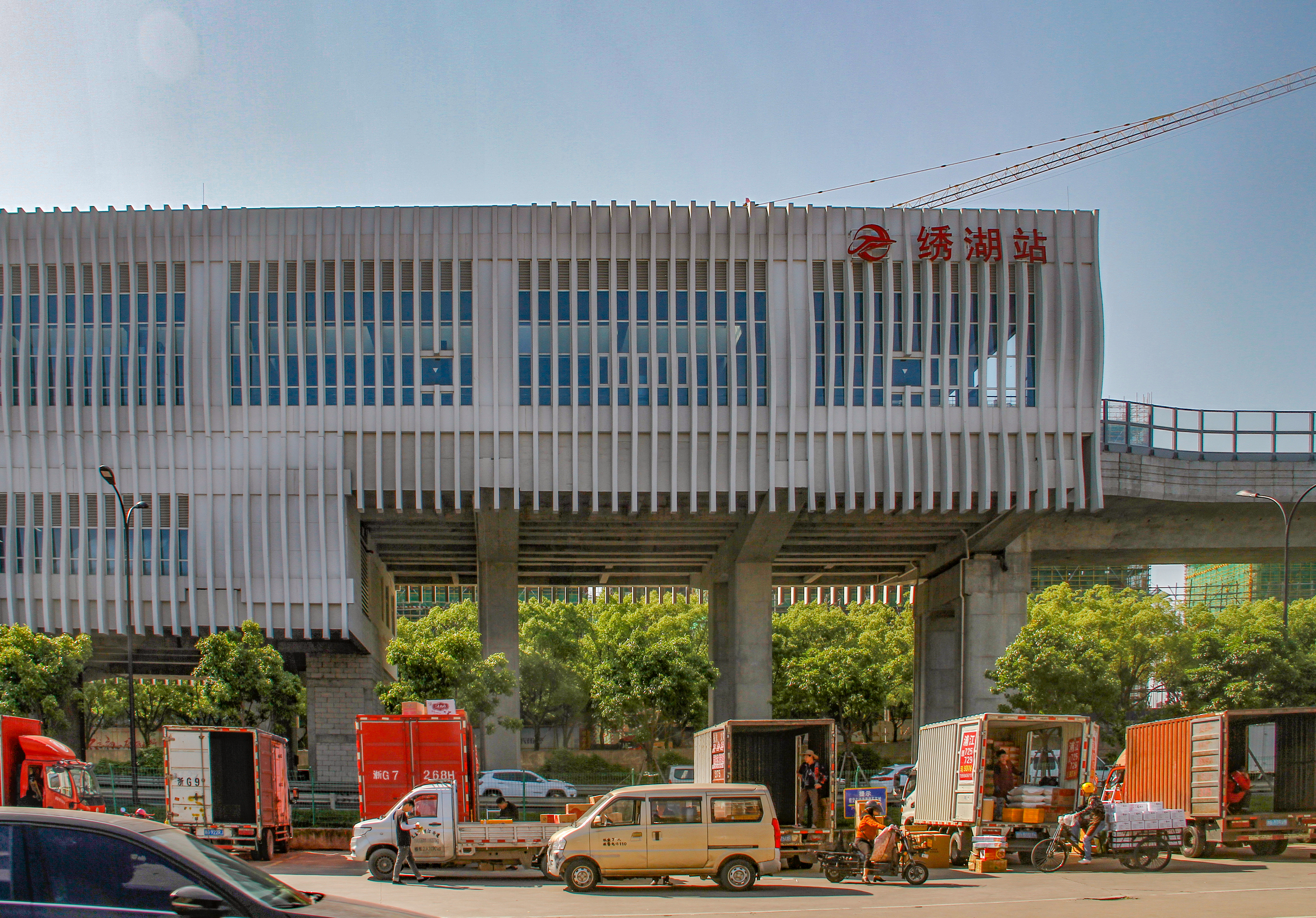 義烏繡湖站站前（廖永革攝）.jpg